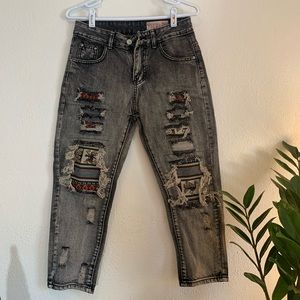 Distressed short jeans